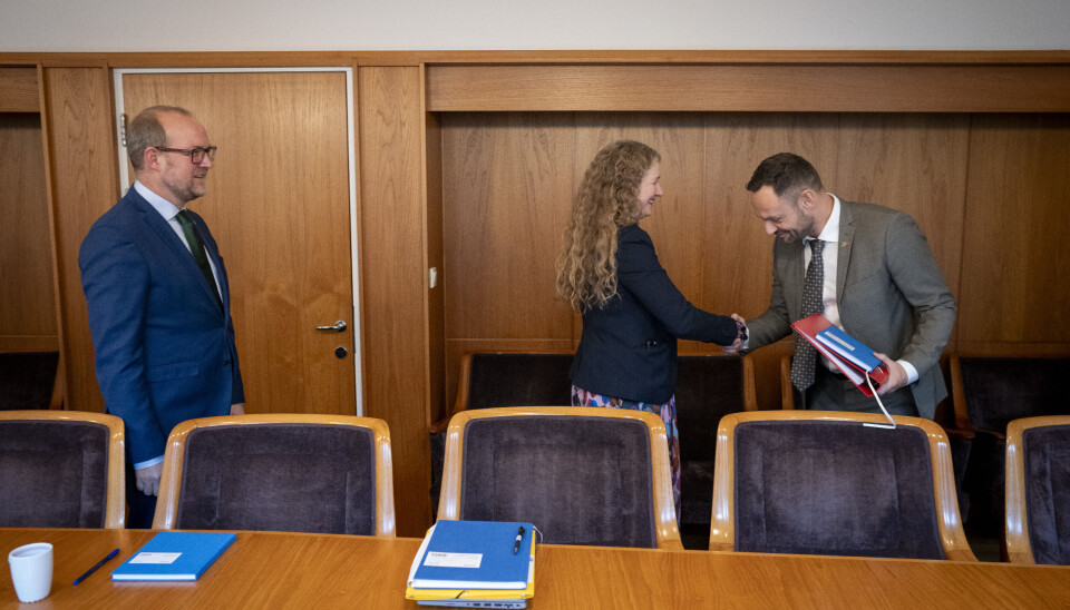 Torgeir Knag Fylkesnes (SV) hilser på Tuva Moflag (Ap) og Ole André Myhrvold (Sp) før forhandlingene om statsbudsjettet for 2025 mellom SV og regjeringspartiene Ap og Sp torsdag.