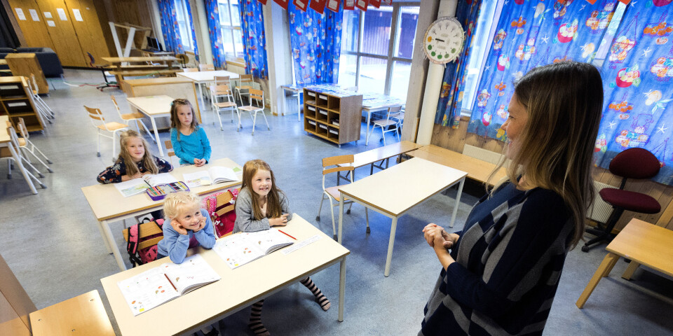 17.000 ansatte i Oslo-skolen kan være berørt av en pensjonsfeil. Lærer i klassesituasjon på barneskole.