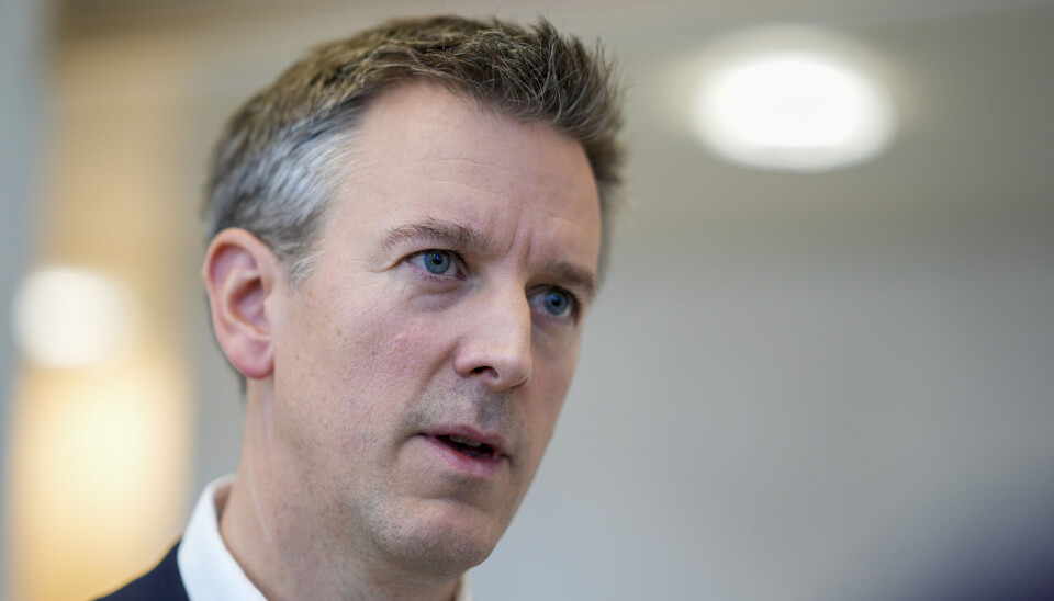 Kommunalminister Erling Sande (Sp) vil gjøre det forbudt for anonyme givere å gi penger til politiske partier.