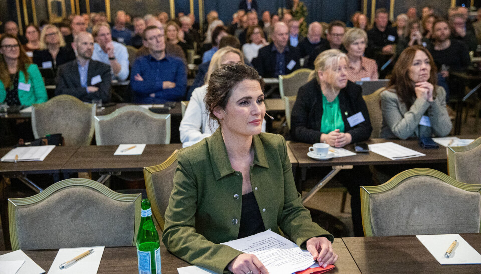 Kunnskapsminister Kari Nessa Nordtun (Ap) på topplederkonferansen til kommunedirektørene. Hun vil fortsatt ha lærernormen.