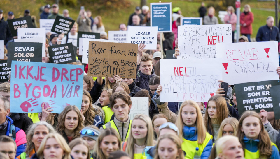 Skolenedleggelsene fikk mye motstand. Her fra en demonstrasjon på Hamar i oktober i fjor. Utdanningsforbundet Innlandet holder en politisk demonstrasjonsstreik på Hamar i forbindelse med at fylkeskommune ønsker legge ned en rekke skoler i Innlandet.