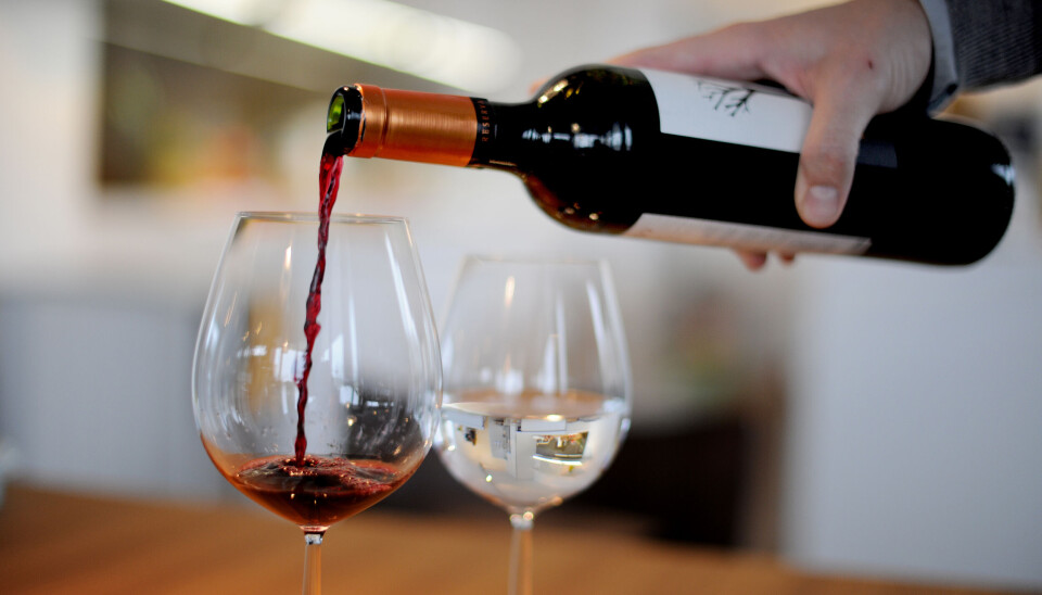 KS bør slutte å gjøre alkohol til en automatisk del av kostnadene på møter, kurs og konferanser, mener Vegard Thise. Rødvin skjenkes i glass.