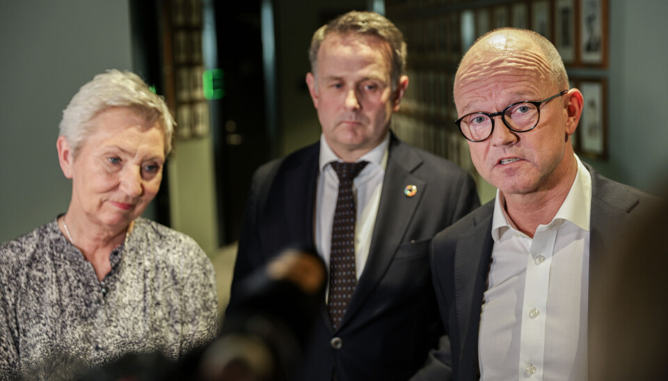 LO-leder Peggy Hessen Følsvik og NHO-direktør Ole Erik Almlid (t.h.) møtte mandag ettermiddag pressen sammen med riksmekler Mats Ruland etter at partene kom til enighet i lønnsoppgjøret.