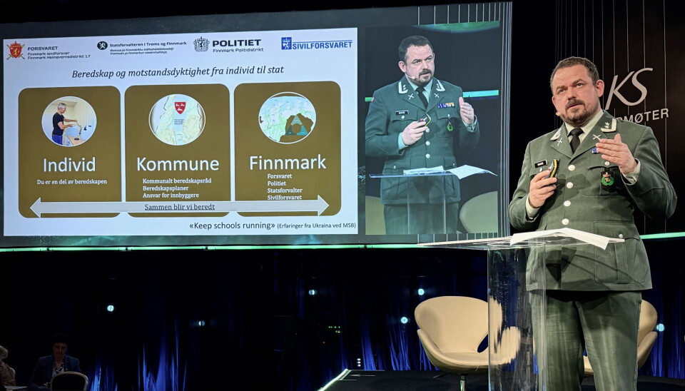 HV-sjef Tomas Bakke redegjør for pilotprosjektet «Økt motstandskraft i Finnmark» på kommunedirektørenes toppmøte.