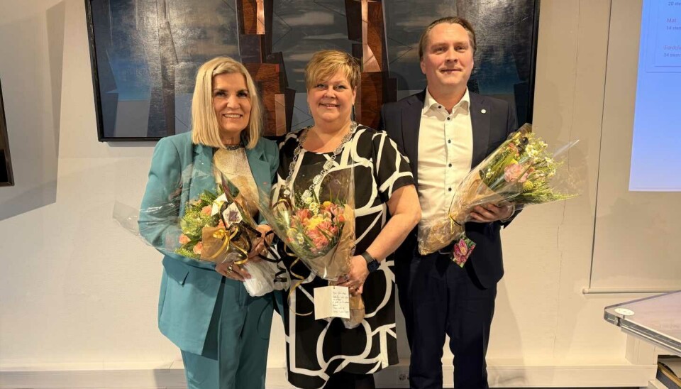 Gammelordfører Kari-Anne Opsal, ny ordfører Else Marie Stenhaug og varaordfører Espen Ludviksen (Sp) på det siste kommunestyremøtet i Harstad.