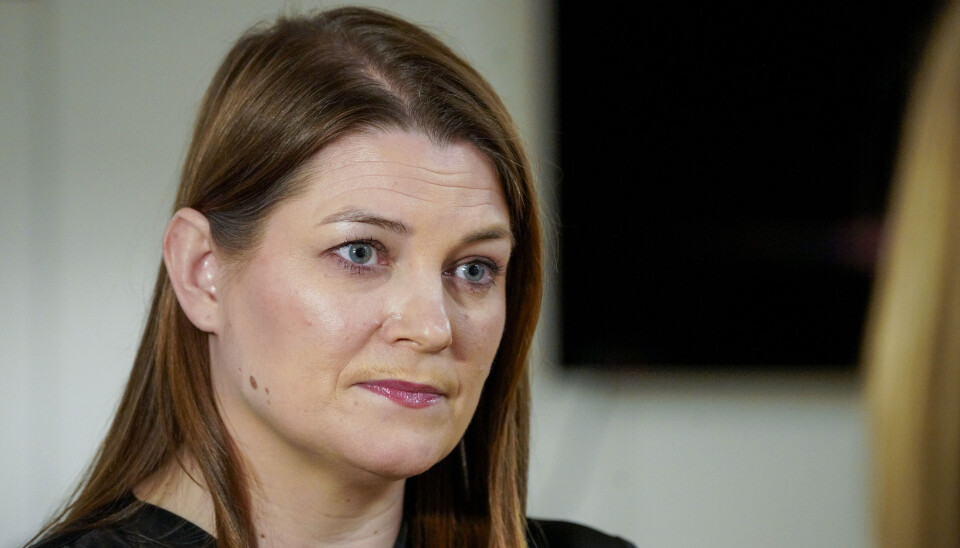 Næringsminister Cecilie Myrseth (Ap) åpner for at turistskatten sesongjusteres, men vil ikke la kommunene saldere budsjettene med inntekten.