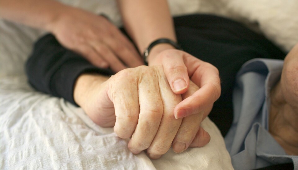 Når mange mennesker ønsker å dø hjemme, og det likevel skjer i relativt få tilfeller, må vi se på hindringene, skriver Maren Sogstad.