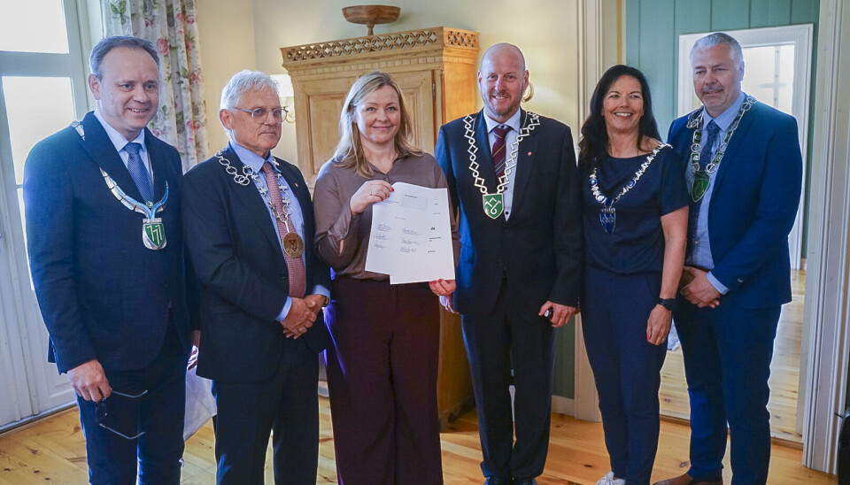 Åmot- ordfører Ole Erik Hørstad, Våler-ordfører Harry Vinje, statsråd Kjersti Stenseng, fylkesordfører Thomas Breen, Trysil-ordfører Turid Backe-Viken og Engerdal-ordfører Per Olav Opgard har signert bygdevekstavtale. Foto: Kommunal- og distriktsdepartementet.