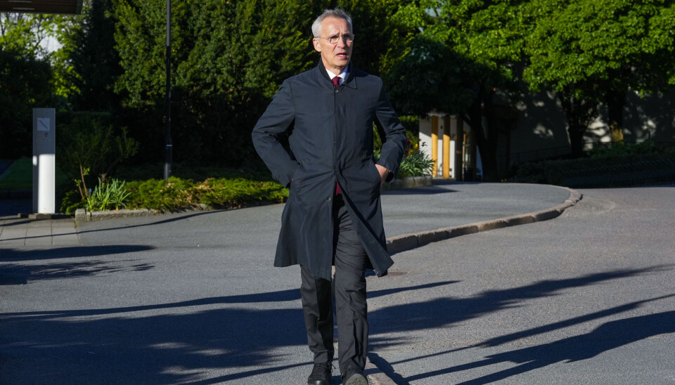 Finansminister Jens Stoltenberg (Ap) på vei inn til NRK torsdag morgen.
