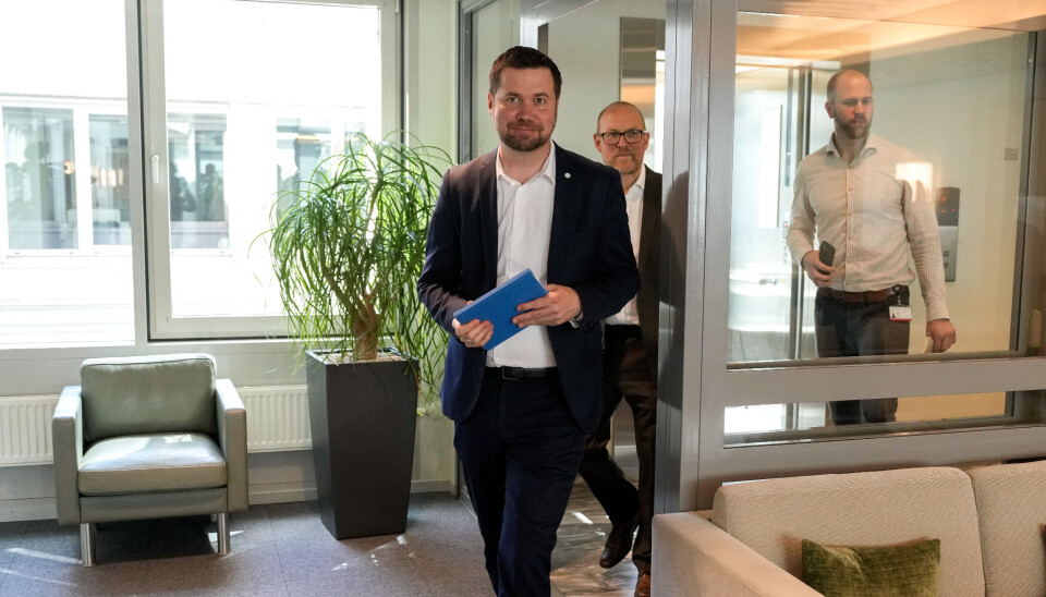 Her er forhandlingsleder Geir Pollestad (Sp) på vei inn til forhandlingene om revidert nasjonalbudsjett mandag.