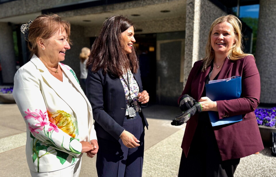 Gunn Marit Helgesen, leder i KS, Nina Solli, administrerende direktør i NHO Byggenæringen, kommunalminister Kjersti Stenseng i forbindelse med overlevering av forslag til tiltak som kan forenkle plan- og byggesaksprosessene.