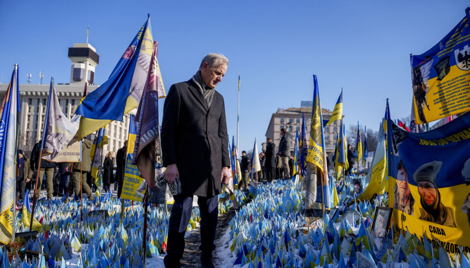Nansen-programmet vier ingen plass til viktigheten av et sterkt ukrainsk lokaldemokrati, skriver Jonas Andersen Sayed. På bildet statsminister Jonas Gahr Støre (Ap) på Maidan-plassen i Kyiv på treårsdagen for den russiske fullskalainvasjonen.