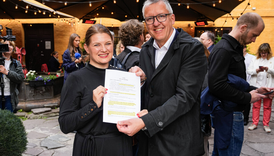 Næringsminister Cecilie Myrseth og komitéleder Erling Sande (Sp) etter å ha møtt pressen om besøksbidrag, også kalt turistskatten, ved restauranten Kafé Celsius i Oslo.