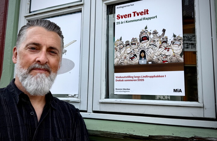 – Satiretegningen er under press. Det henger sammen med at demokratiet er under press, sier Sven Tveit, her foran Avistegnernes hus i Drøbak.