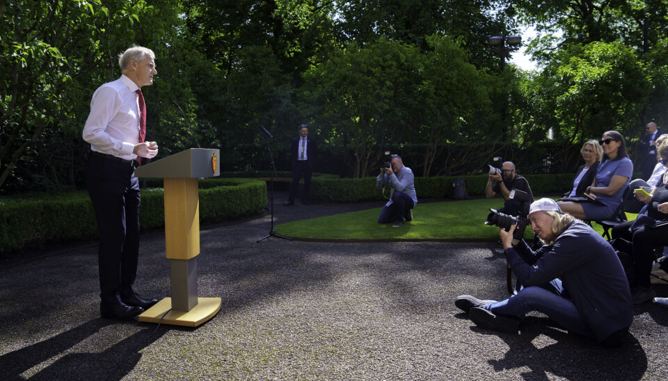Statsminister Jonas Gahr Støre (Ap) under hans halvårlige pressekonferanse i hagen til statsministerboligen i Oslo nylig. Han snakket mye om trygghet, men mindre om hva «mindre mer» betyr, skriver politisk redaktør Agnar Kaarbø.