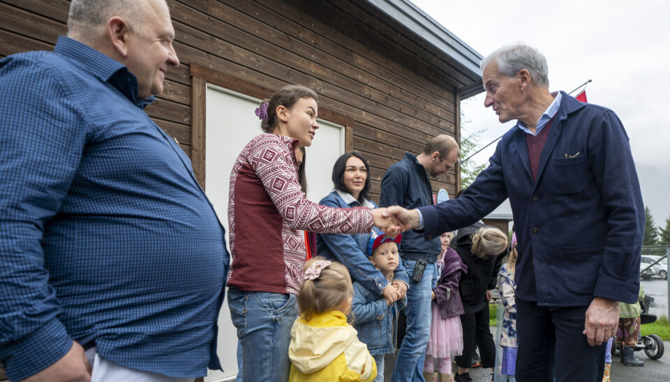 – Vi må få flere flyktninger raskere ut i arbeid, skriver Tore Opdal Hansen. Her ser vi statsminister Jonas Gahr Støre som hilser på ukrainske flyktninger i Mosjøen under valgkampen i 2023.