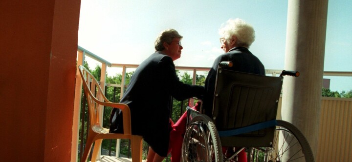 Professor advarer: – Eldre person ble sittende ute i varmen