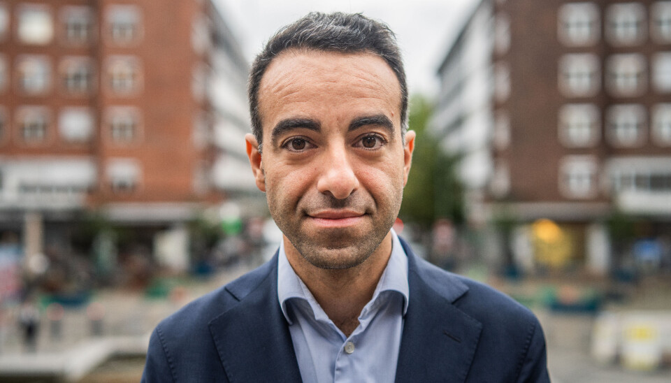 Helsebyråd Saliba Andreas Korkunc i Oslo begrunner konkurranseutsettingen av to nye sykehjem med mangel på pleiepersonell.