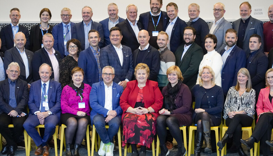 Høyre har 107 ordførere i Norge. Her er en god del av dem fotografert på en konferanse på Gardermoen etter kommunevalget i 2023. Tom Georg Indrevik sitter til venstre for Høyre-leder Erna Solberg på første rad.