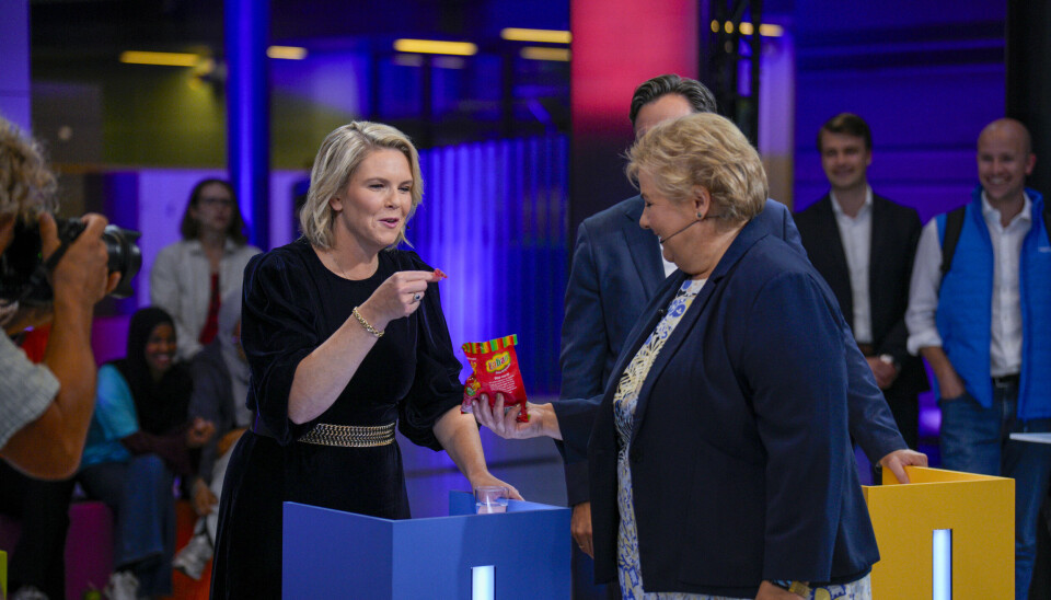 Sylvi Listhaug sier hun tar skolevalgseieren med fatning – men virker svært fornøyd like før partilederdebatten. Her får hun seigmenn av Høyre-leder Erna Solberg.