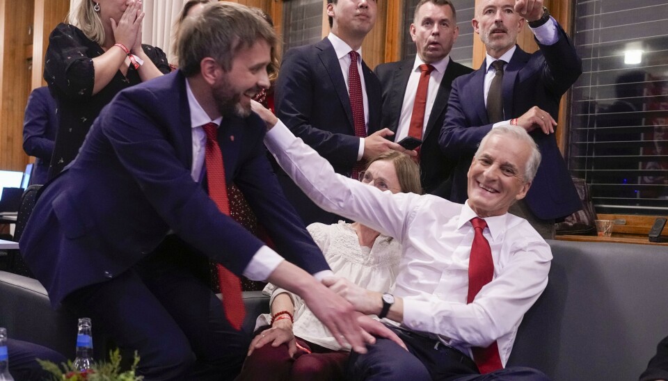 Arbeiderpartiets nestleder Jan Christian Vestre og partileder Jonas Gahr Støre jubler over det som ser ut til å bli rødgrønn seier i stortingsvalget.