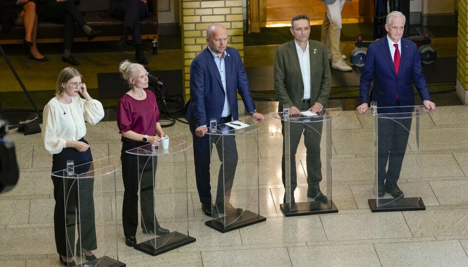 Ap-leder og sittende statsminister Jonas Gahr Støre (til høyre) må få med seg Rødt, SV, Sp og MDG for å flertall i Stortinget. Her er partilederne under debatten i vandrehallen natt til tirsdag, fra venstre Marie Sneve Martinussen i Rødt, Kirsti Bergstø i SV, Trygve Slagsvold Vedum i Sp og Arild Hermstad i Rødt.