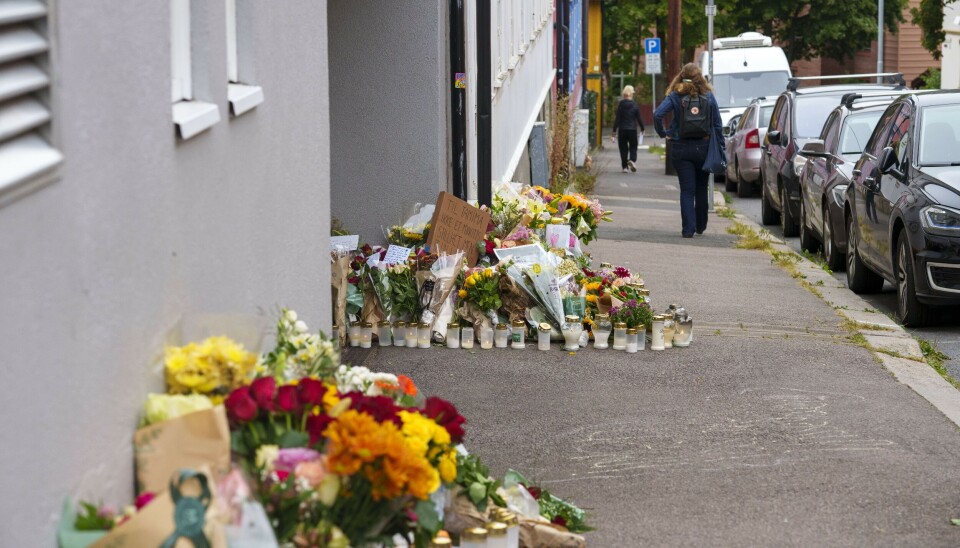 Tente lys og blomster utenfor huset på Kampen i Oslo hvor Tamima Nibras Juhar (34) ble drept mens hun var på jobb i en bolig tilknyttet barnevernet.