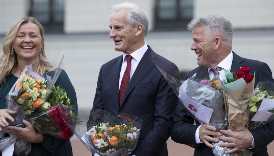 Det var mange som hadde møtt opp for å gratulere Bjørnar Skjæran (t.h.) med ny jobb. Han måtte få hjelp til å bære alle blomsterbukettene han mottok på slottsplassen.