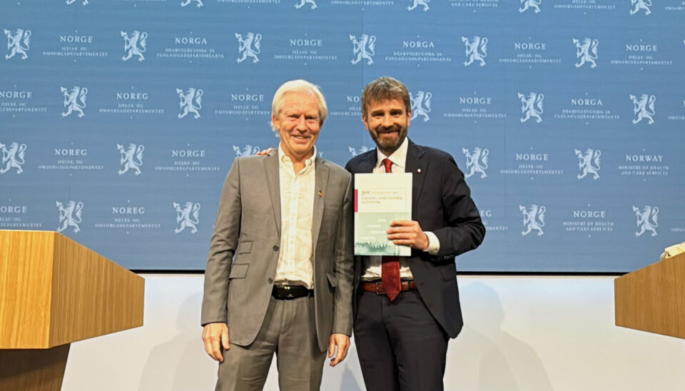 Jan Oddvar Skisland, som ledet NOU-en «Folkehelse – verdier, kunnskap og prioritering» overleverer rapporten til helse- og omsorgsminister Jan Christian Vestre 16. september.