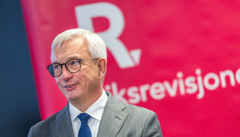At Riksrevisjonen videreformidler et KI-generert tall uten forbehold, illustrerer utfordringen: KI brukes for ukritisk, også av dem som burde vite bedre, skriver Espen Skogen. Her riksrevisor Karl Eirik Schjøtt-Pedersen under framleggelse av en rapport om KI.