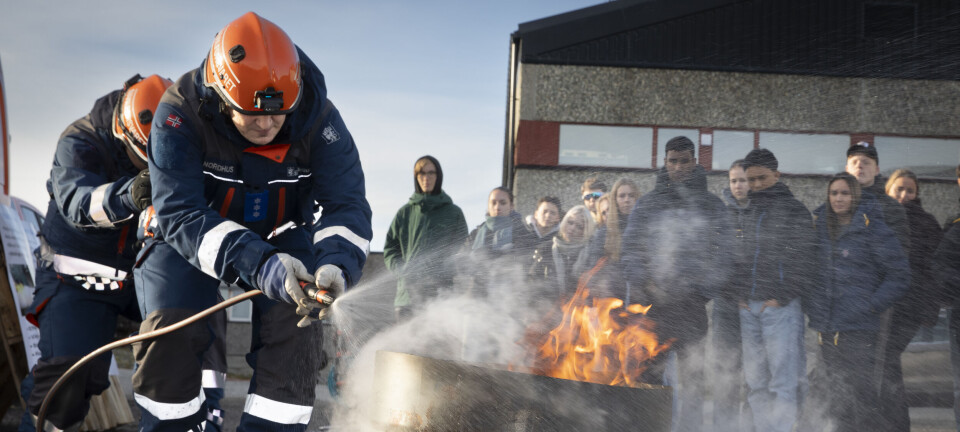 En knapp mil unna Russland øver elever på beredskap