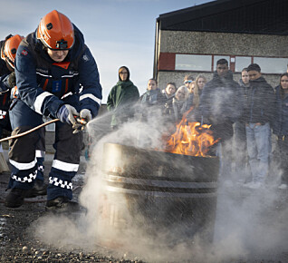 En knapp mil unna Russland øver elever på beredskap