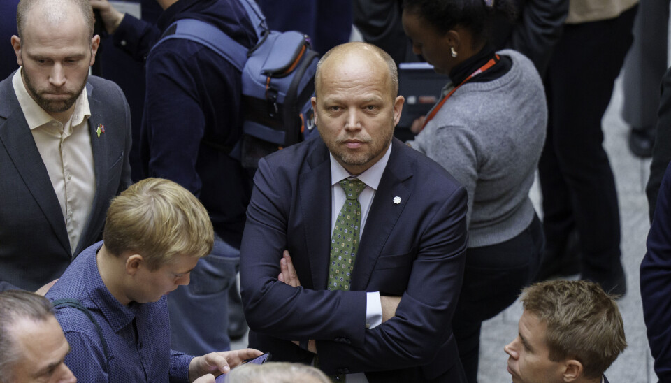 Partileder Trygve Slagsvold Vedum (Sp) reagerer på antall direktører i helseforetakene og på lønnsnivået. Han krever både færre direktører og lønnskutt. Helseminister Jan Christian Vestre (Ap) mener Vedum er unyansert, men er enig i at dette er en viktig debatt.