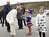Under et kongebesøk i Kvalsund i 2015 overrakte Ailo Mathis Lægland Eiro og Marie Iversen blomster til dronning Sonja ved ankomsten. I bakgrunnen kong Harald, ordfører Ragnar Olsen og politimester Morten Laae.
