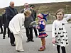 Under et kongebesøk i Kvalsund i 2015 overrakte Ailo Mathis Lægland Eiro og Marie Iversen blomster til dronning Sonja ved ankomsten. I bakgrunnen kong Harald, ordfører Ragnar Olsen og politimester Morten Laae.