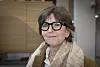 Ordfører Lisbeth Hammer Krog med briller og mønstret skjerf i et trepanelt møterom.